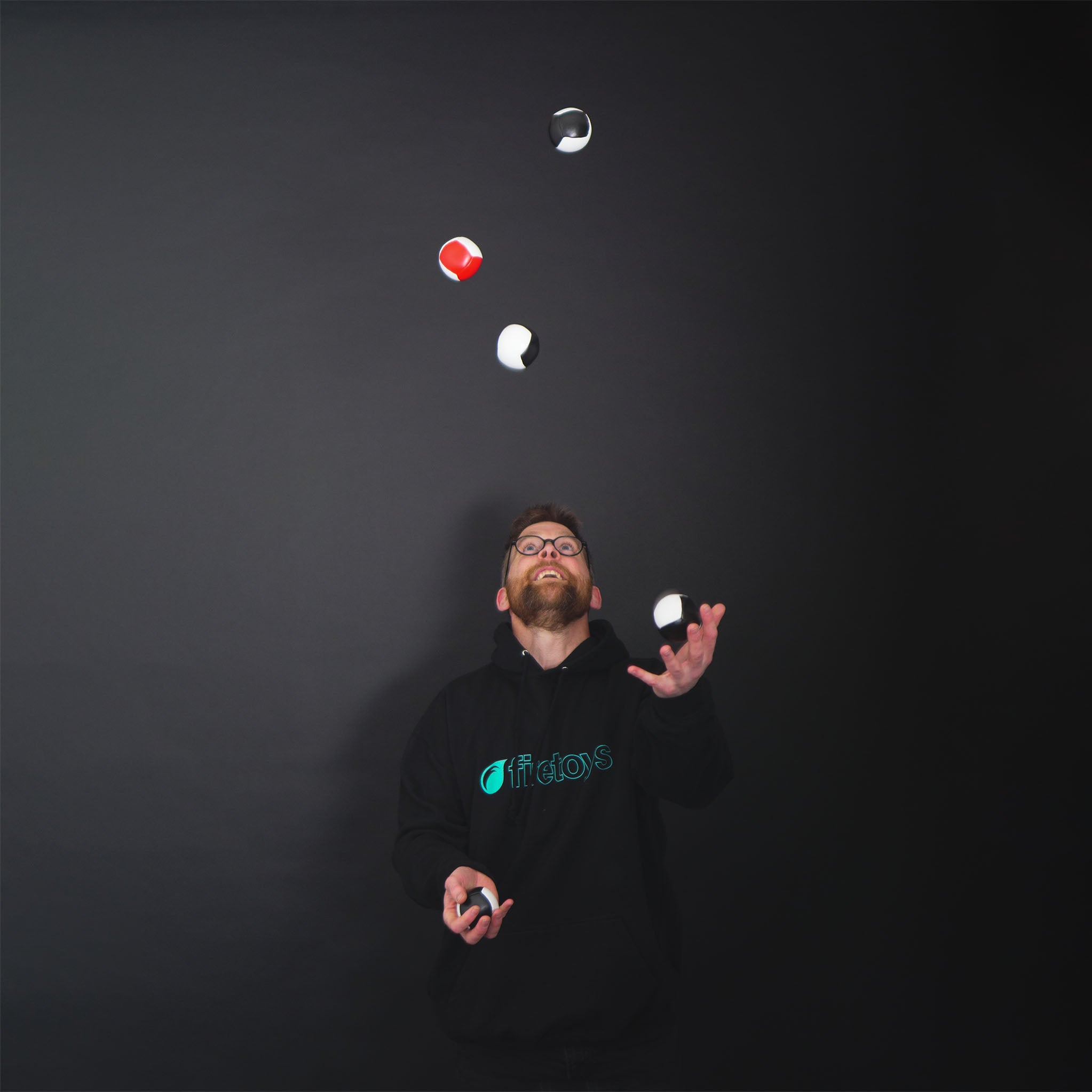 performer juggling 5 balls