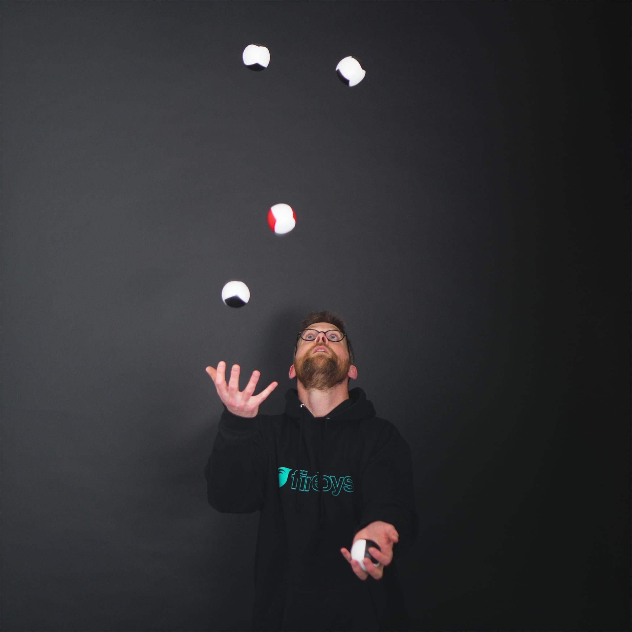 performer juggling 5 balls